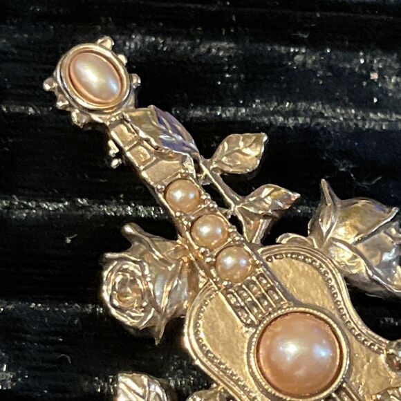 Rare 1928 Rose Gold Tone Faux Pink Pearl Floral Guitar Brooch Pin Musical - Picture 2 of 5